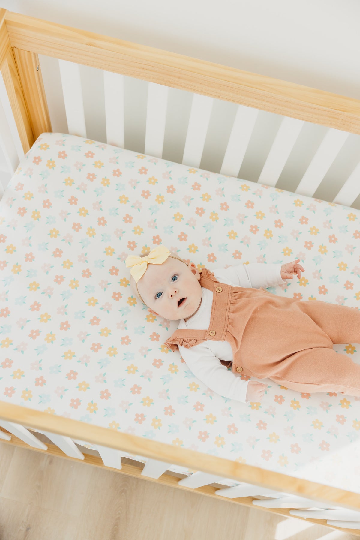 Premium Knit Fitted Crib Sheet - Daisy